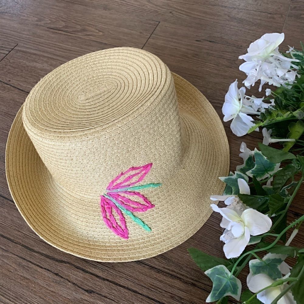 Women's Sun Straw Hat With Embroidered Flower .